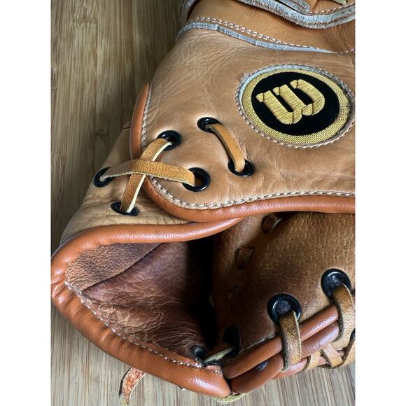 Wilson A9884 12” Broken In Deep Pocket Softball First Base Mitt Right Throw - Picture 12 of 12